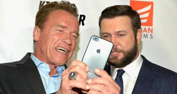 چرا گوشی دست شخصیت های شرور فیلمها، هیچ وقت آیفون نیست؟ villain using an iphone - چرا گوشی دست شخصیت های شرور فیلمها، هیچ وقت آیفون نیست؟
