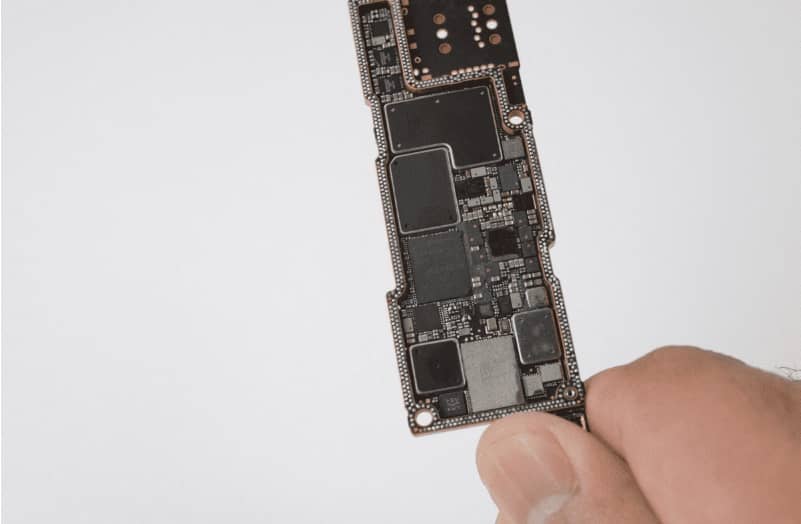 این قطعه سخت افزاری، تماس ماهواره ای آیفون ۱۴ را ممکن کرده است chip - این قطعه سخت افزاری، تماس ماهواره ای آیفون ۱۴ را ممکن کرده است